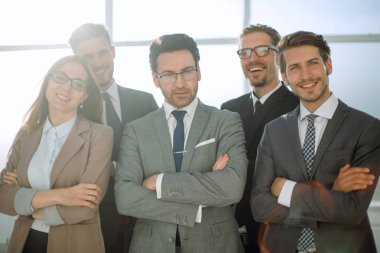 Grup iş ortakları ile gülümseyerek kameraya arıyorsunuz