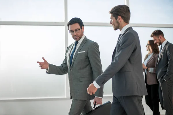 Studenter med en lärare gå framåt i foajén — Stockfoto