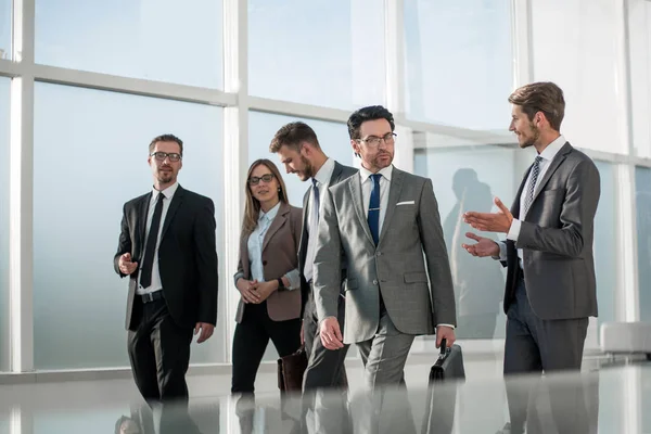 Schüler mit Lehrer rücken im Foyer vor — Stockfoto