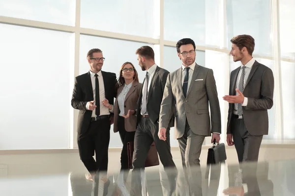 Empresarios caminando en el fondo de la oficina. —  Fotos de Stock