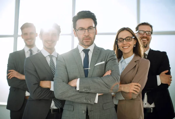 Retrato da equipe de vendas em pé no escritório . — Fotografia de Stock