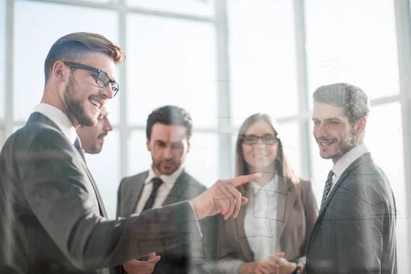 Jongeman stroomdiagram tekenen op glas-bord — Stockfoto