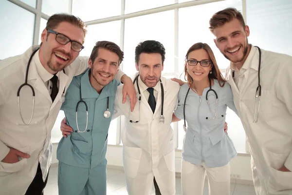 若いチームまたはグループの医師の画像 — ストック写真