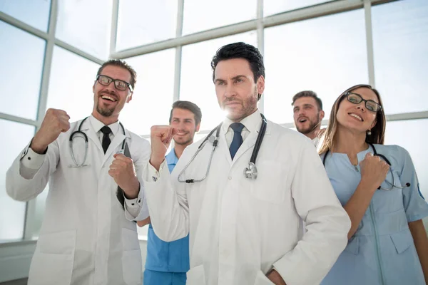 Médicos sonrientes, bombeando puños y celebrando el éxito . — Foto de Stock