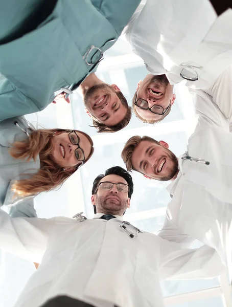 Médicos mirando hacia abajo sonriendo a la cámara — Foto de Stock