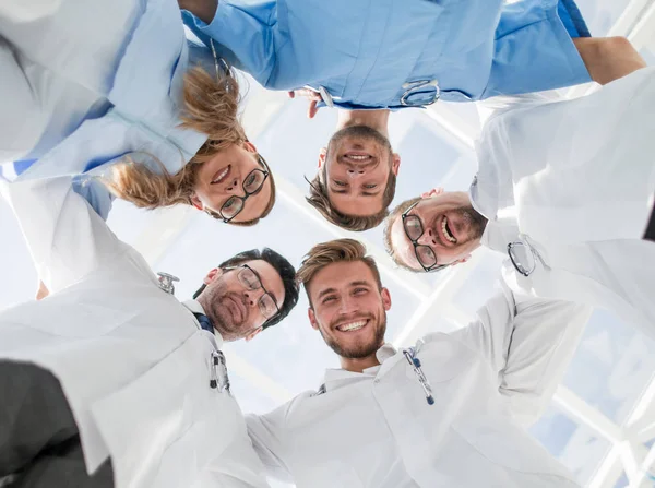 Médicos mirando hacia abajo sonriendo a la cámara — Foto de Stock