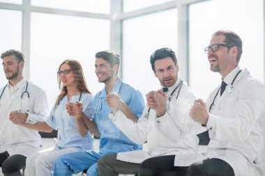 Doktorlar arkaya otur ve birbirlerinin ellerini tutun