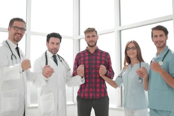 Equipe médica bem sucedida com um paciente — Fotografia de Stock