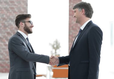 İş adamları iş karşılaşma içinde office tokalaşırken