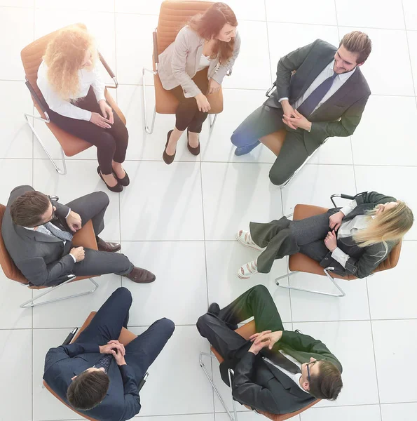 Vista superior del equipo de negocios discutiendo nuevas ideas . — Foto de Stock