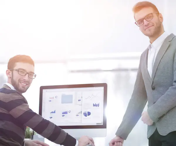 Ondernemer en de medewerker van het bedrijf — Stockfoto