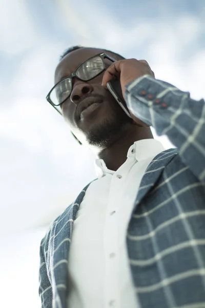 Een serieuze zakenman aan het praten op een mobiele telefoon — Stockfoto