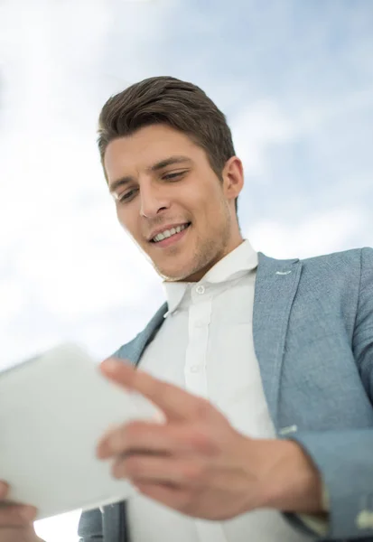 Uzavřít up.businessman s digitálním tabletu — Stock fotografie