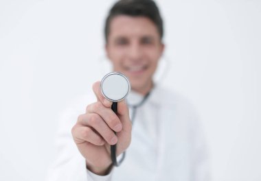 Gülümseyen doktor steteskop gösteriyor.