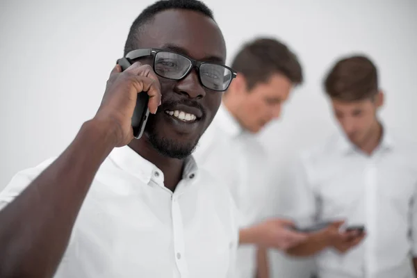 Zamknij się.odnoszący sukcesy biznesmen rozmawiający przez telefon komórkowy — Zdjęcie stockowe