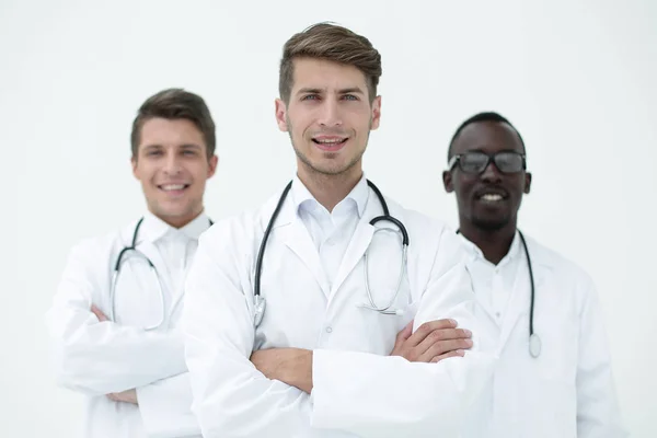 Tres doctores confiados colegas de pie juntos — Foto de Stock