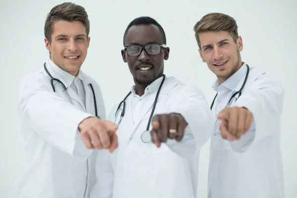 Multinationale Gruppe von Ärzten, die auf Sie zeigen — Stockfoto