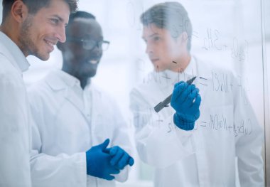 gelecek vaat eden bilim adamı notlar tahtada yapar.