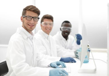 Grup Genç Bilim adamı laboratuvarda