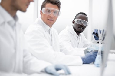 Bir grup bilim adamı yeni başarıları tartışıyor.