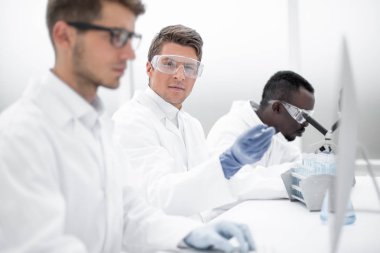 Bir grup bilim adamı yeni başarıları tartışıyor.