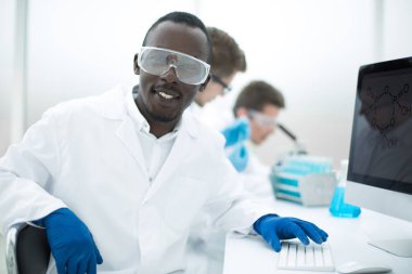 laboratory.photo kopya alanı ile arka plan üzerine gelecek vaat eden bilim adamı