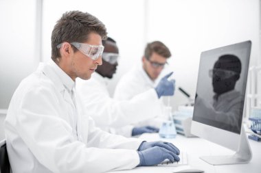 modern bilim adamı veri analizi için bir bilgisayar kullanıyor