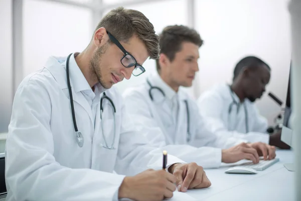 Group of doctors conducting laboratory studies — Stock Photo, Image
