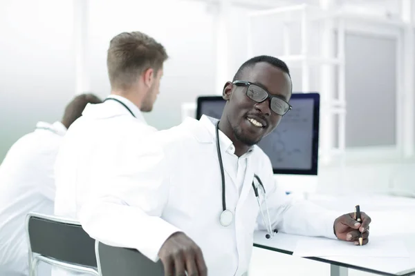 Gruppe von Ärzten sitzt im Labor — Stockfoto