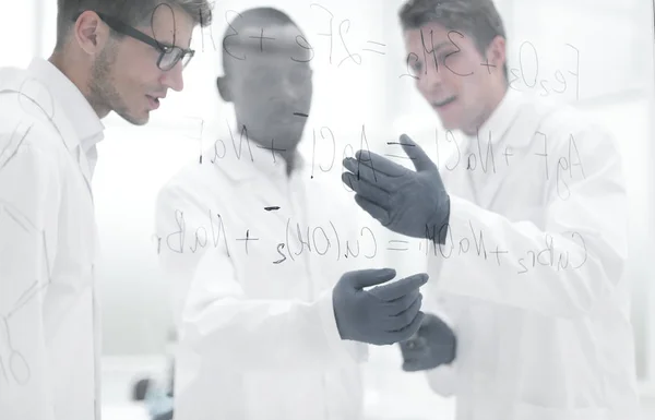 Jonge wetenschapper maakt notities op een glas Board — Stockfoto