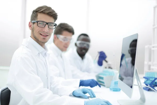 Gruppo di giovani scienziati in laboratorio — Foto Stock