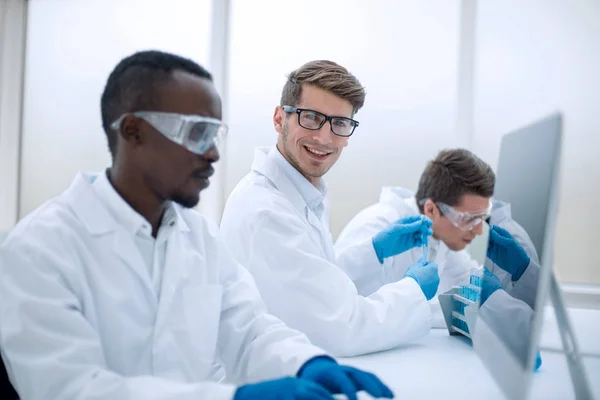 Científico prometedor trabajando en una computadora en el laboratorio — Foto de Stock