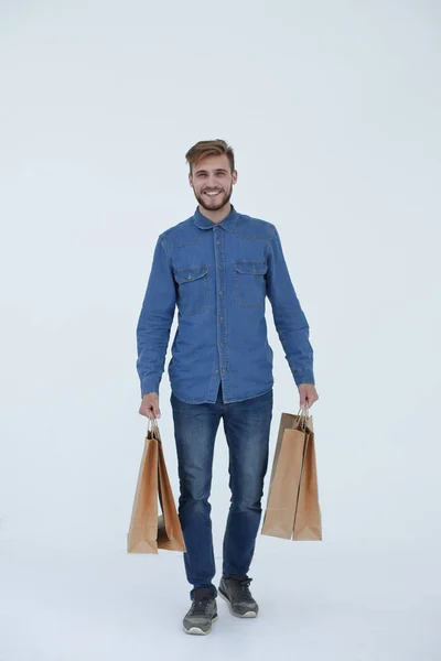 Een jonge man met bruine papieren zakken in zijn handen. — Stockfoto