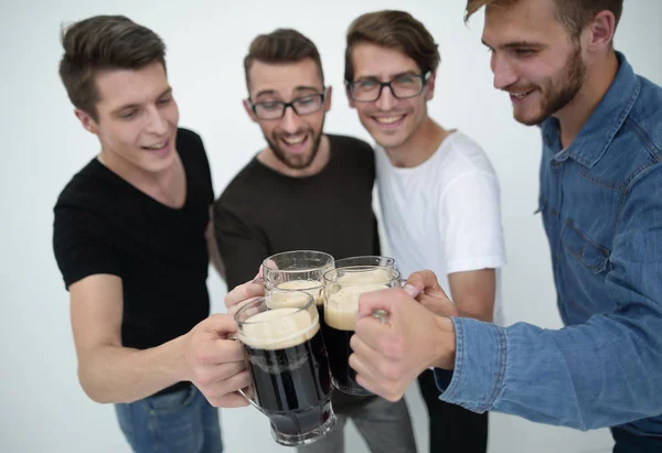 Ребята с кружками пива изолированы на белом фоне — стоковое фото