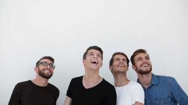 gülümseyen ve yukarı doğru seyir birçok erkek portresi