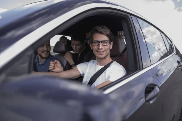 Close up retrato lateral de homem feliz dirigindo carro — Fotografia de Stock