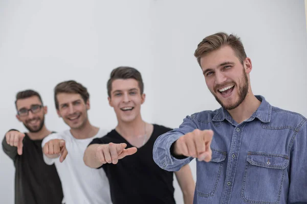Unga gäng glada studenter pekar på dig. — Stockfoto