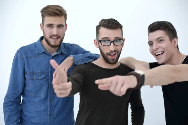 Homens mostrando no espaço vazio com o dedo isolado — Fotografia de Stock