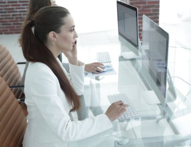 onun işyerinde kadın Yardımcısı