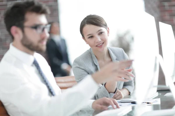 Colleghi d'affari che lavorano in ufficio — Foto Stock