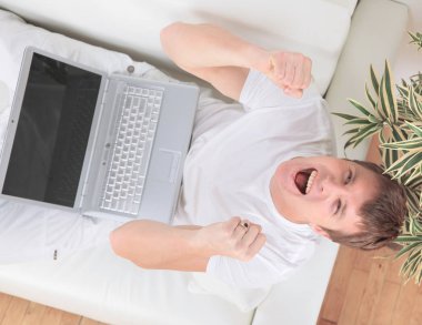 Dizüstü bilgisayarınızda evde çalışma kadar silah ile başarılı adam