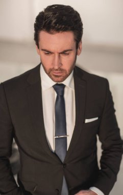 ofiste düşünceli işadamı