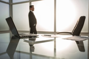 modern bir ofis penceresinde yakın duran işadamı