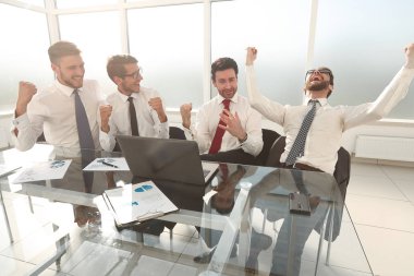 Masada oturan çok mutlu iş takım