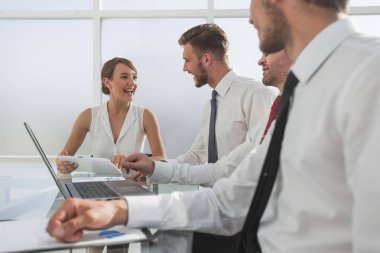 Yeni bir proje için fikirler tartışırken genç iş takım