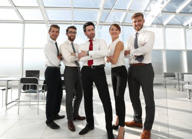 modern bir ofis profesyonel iş takım ayakta