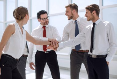 Şirket yakın up.employees birlikte ellerini katlanmış