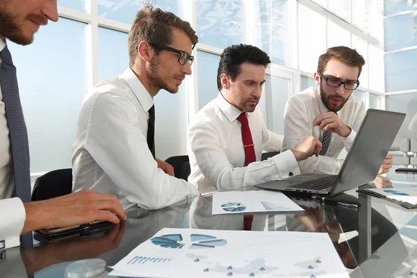 Geschäftsleute, die am Schreibtisch arbeiten und kommunizieren — Stockfoto