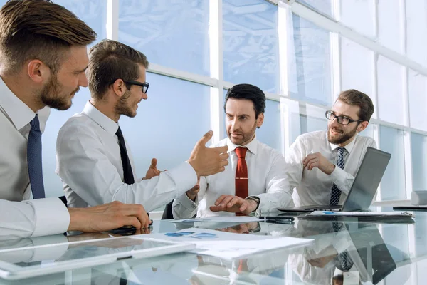 Бизнес-команда обсуждает вопросы бизнеса на рабочей встрече — стоковое фото