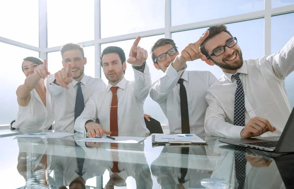 Equipe de negócios sentado em sua mesa e apontando para você — Fotografia de Stock